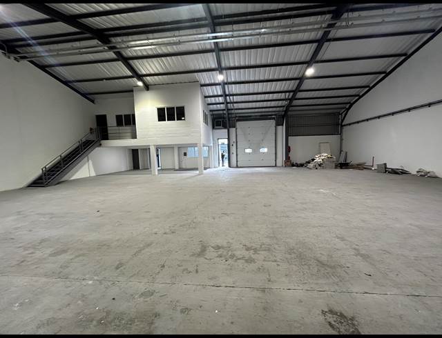 444M² WAREHOUSE TO LET IN RETREAT