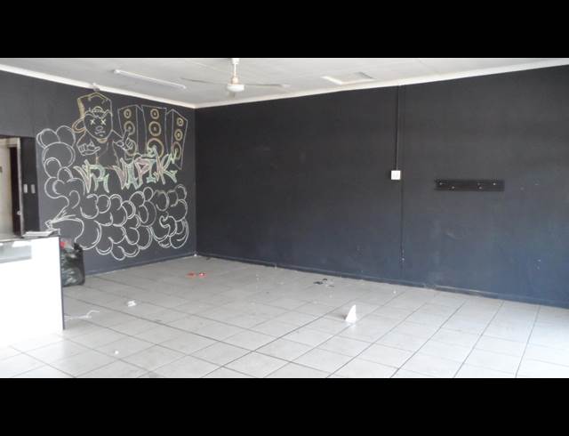 100M² RETAIL TO LET IN VILLIERIA