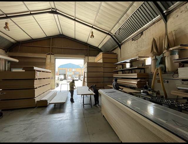 800M² WAREHOUSE TO LET IN STIKLAND INDUSTRIAL