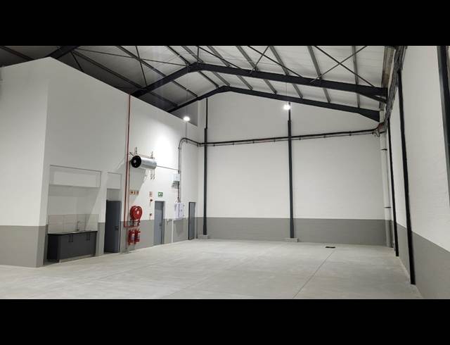 395M² WAREHOUSE TO LET IN STIKLAND INDUSTRIAL