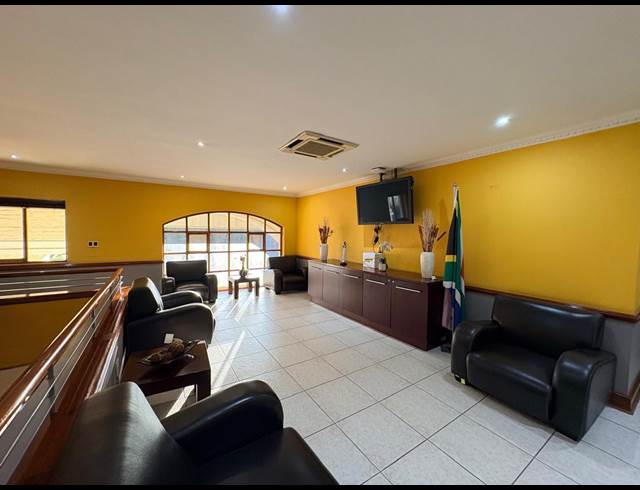 1,525M² OFFICE TO LET IN VORNA VALLEY