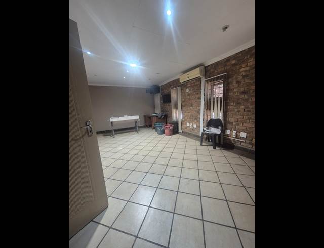 250M² BUSINESS CENTRE TO LET IN PRETORIA WEST