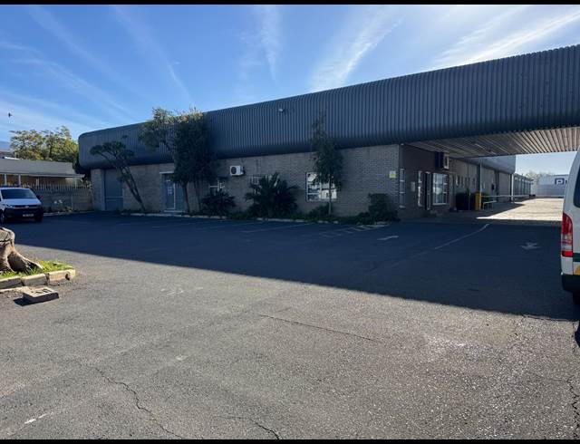 2,855M² SHOWROOM TO LET IN WORCESTER CENTRAL