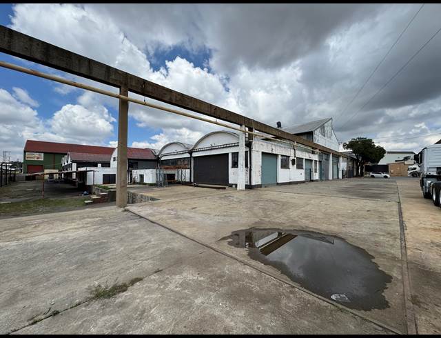 1,670M² WAREHOUSE TO LET IN INDUSTRIA WEST