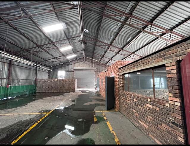 2,100M² WAREHOUSE TO LET IN SPARTAN