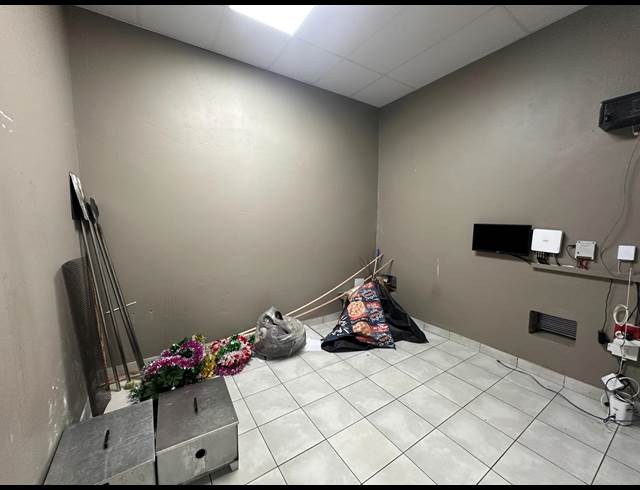 190M² RETAIL TO LET IN MODEL PARK