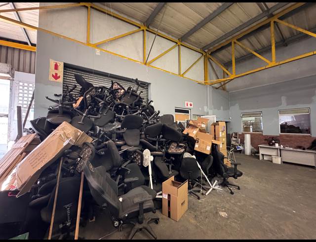 1,034M² WAREHOUSE TO LET IN BRIARDENE