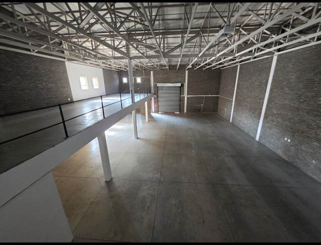 1,100M² WAREHOUSE TO LET IN STORMILL