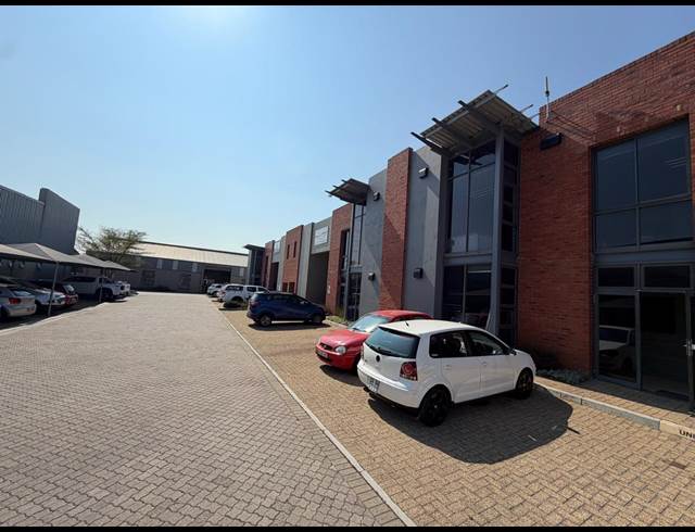 449M² WAREHOUSE TO LET IN STIKLAND INDUSTRIAL