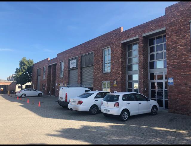 299M² WAREHOUSE TO LET IN STIKLAND INDUSTRIAL