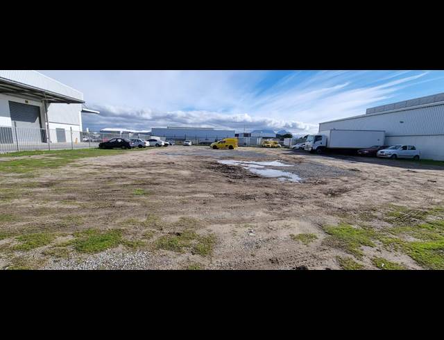 1,900M² INDUSTRIAL YARD TO LET IN AIRPORT INDUSTRIA