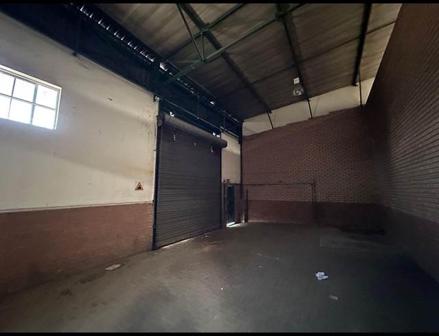 1,200M² WAREHOUSE TO LET IN CROWN