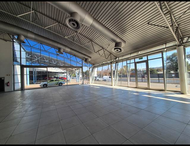 1,841M² SHOWROOM TO LET IN BRUMA