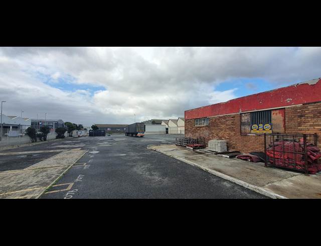2,105M² INDUSTRIAL YARD TO LET IN PAARDEN EILAND