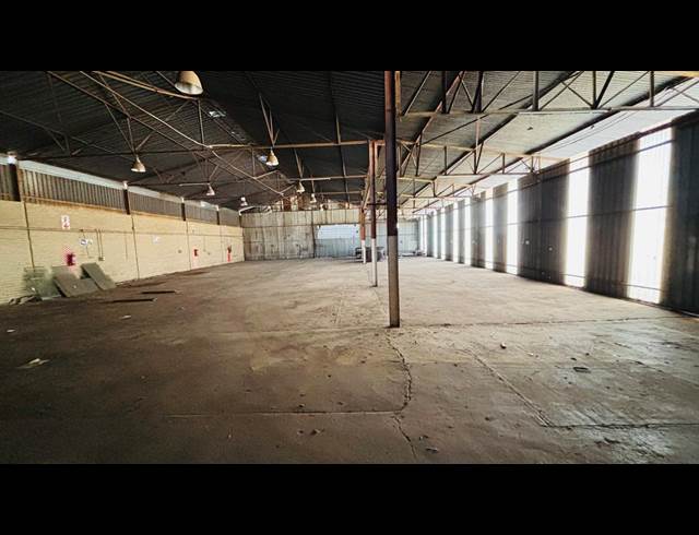 1,150M² WAREHOUSE TO LET IN CHAMDOR