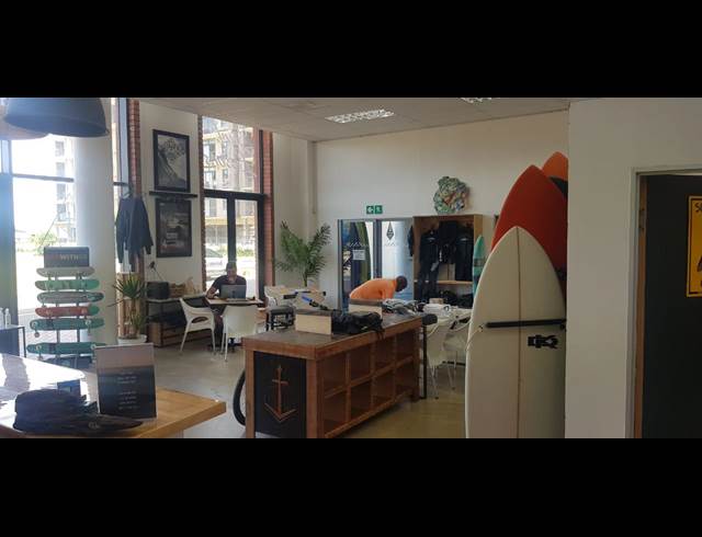 300M² SHOWROOM TO LET IN POINT WATERFRONT