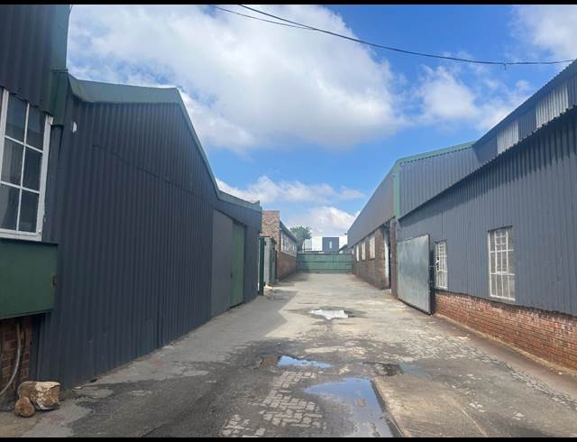 300M² WAREHOUSE TO LET IN INDUSTRIA WEST