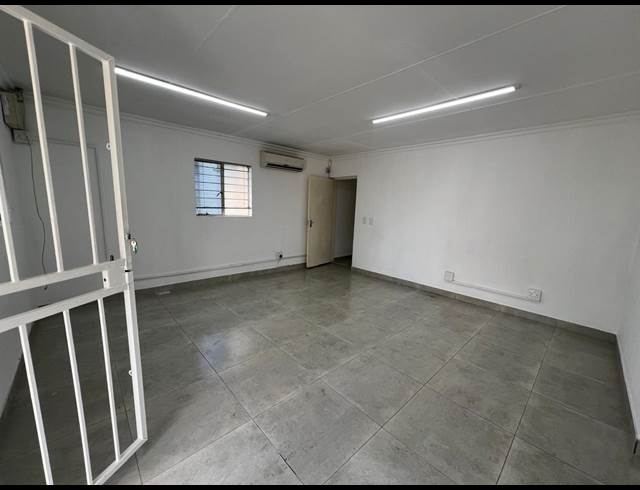 290M² WAREHOUSE TO LET IN GREENGATE
