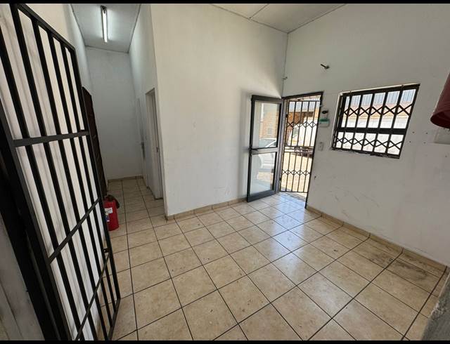 385M² WAREHOUSE TO LET IN CROWN