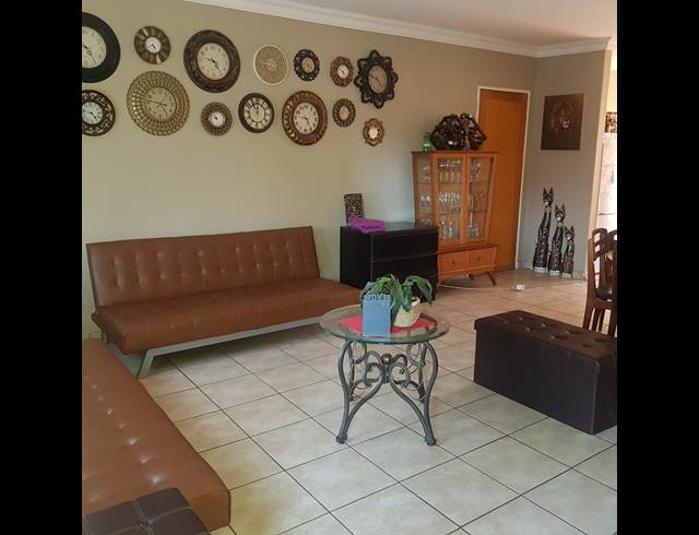 2 bed property to rent in LANGENHOVEN PARK