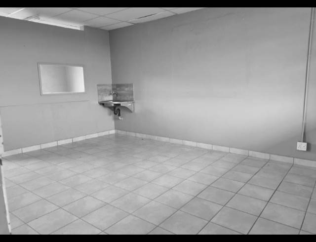 55M² OFFICE TO LET IN WHITE RIVER CENTRAL