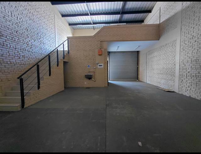 135M² WAREHOUSE TO LET IN POMONA