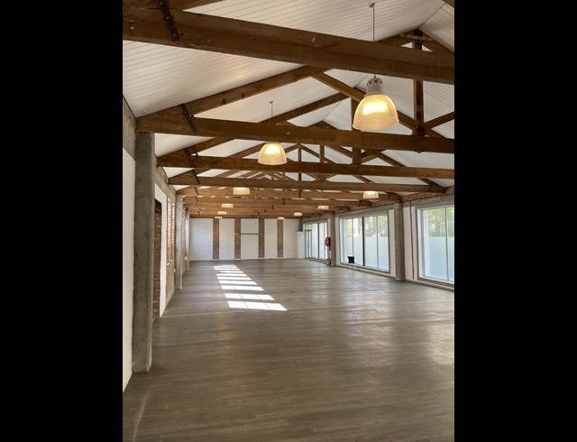 930M² SHOWROOM TO LET IN GARDENS