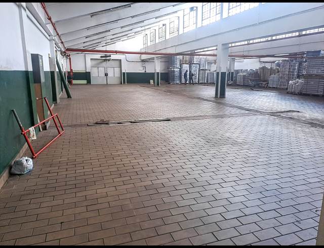 1,100M² WAREHOUSE TO LET IN LONGDALE