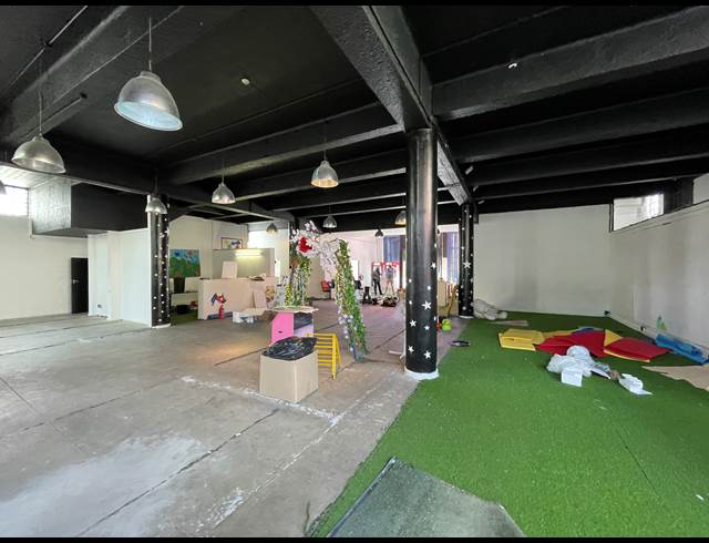 1,076M² BUILDING TO LET IN GARDENS