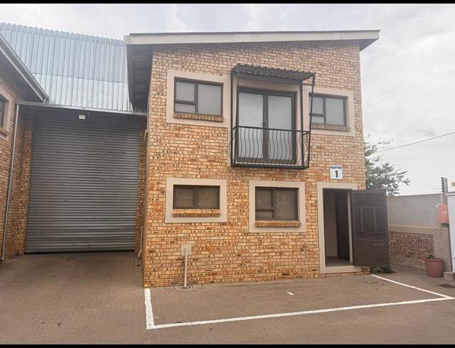 290M² WAREHOUSE TO LET IN APEX