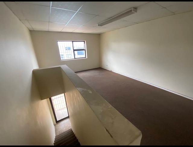 300M² WAREHOUSE TO LET IN KILLARNEY INDUSTRIA