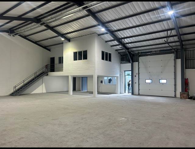 444M² WAREHOUSE TO LET IN RETREAT