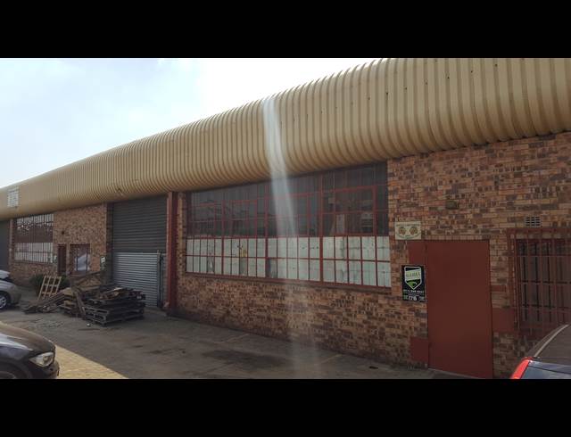 380M² WAREHOUSE TO LET IN SEBENZA