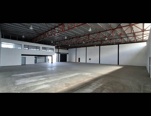 900M² BUILDING TO LET IN APEX