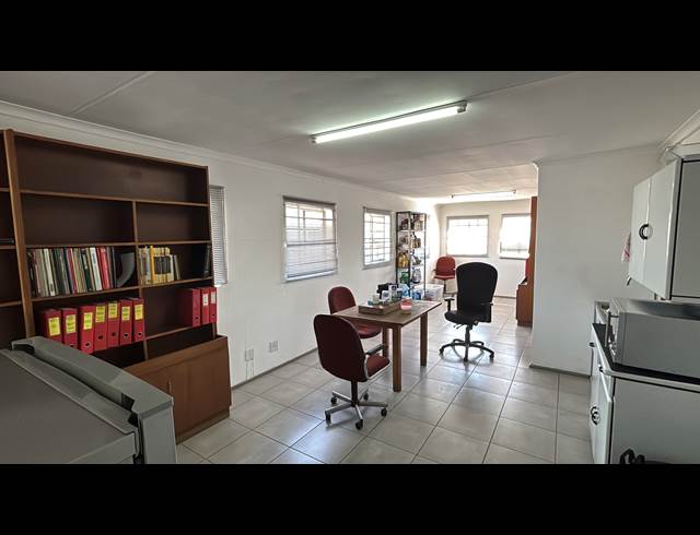 690M² WAREHOUSE TO LET IN JET PARK