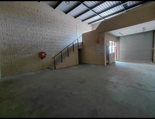 137M² WAREHOUSE TO LET IN POMONA