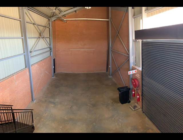 165M² WAREHOUSE TO LET IN LASER PARK