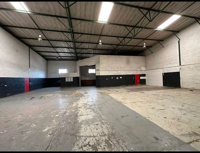 1,200M² WAREHOUSE TO LET IN CROWN