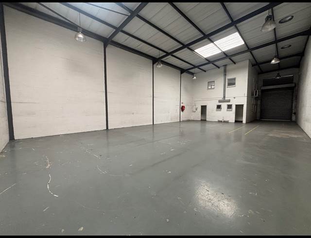 299M² WAREHOUSE TO LET IN STIKLAND INDUSTRIAL
