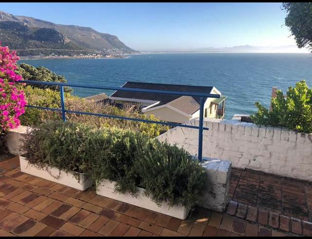 2 BEDROOM PROPERTY TO RENT IN FISH HOEK