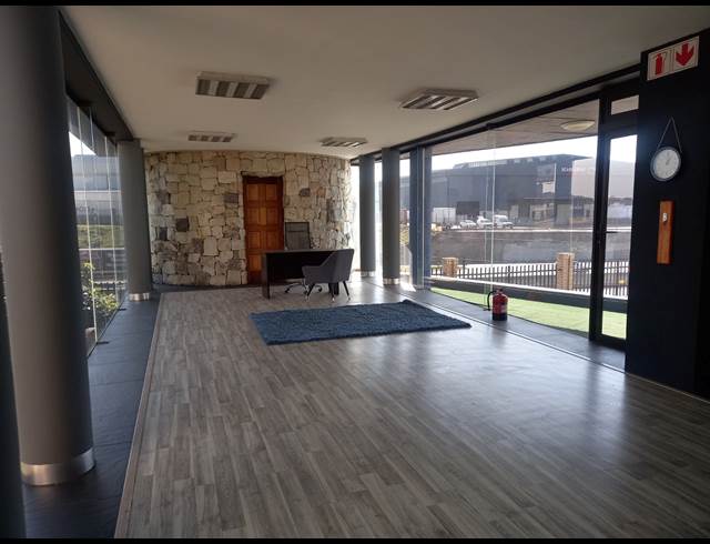 6,294M² WAREHOUSE TO LET IN POMONA