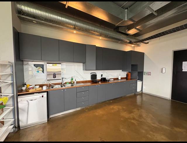 3,200M² OFFICE TO LET IN PAARDEN EILAND