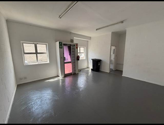 100M² WAREHOUSE TO LET IN MILNERTON CENTRAL