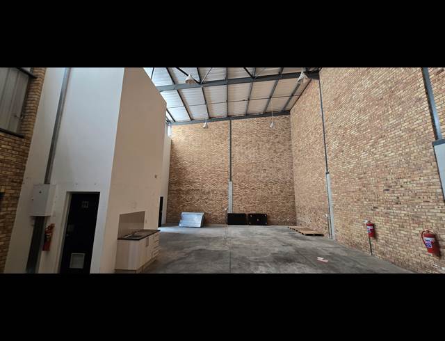 318M² WAREHOUSE TO LET IN NORTH RIDING