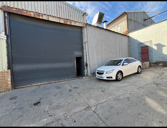 950M² WAREHOUSE TO LET IN EASTLEIGH