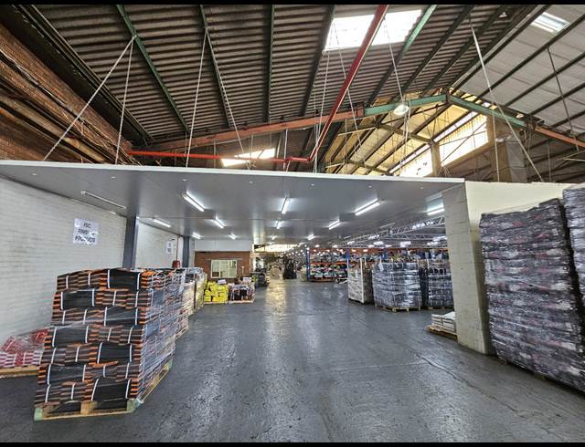 2,340M² WAREHOUSE TO LET IN TRIANGLE FARM