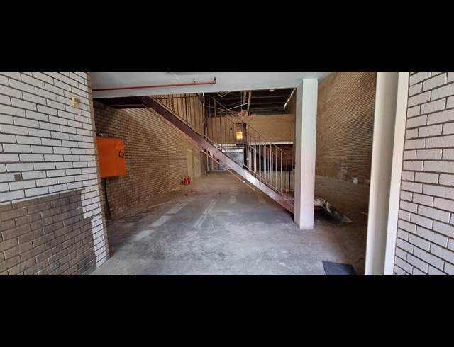 473M² WAREHOUSE TO LET IN VILLAGE MAIN