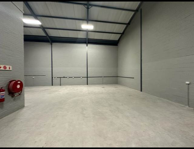 547M² WAREHOUSE TO LET IN STIKLAND INDUSTRIAL