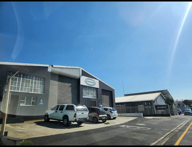 1,400M² WAREHOUSE TO LET IN PAARDEN EILAND