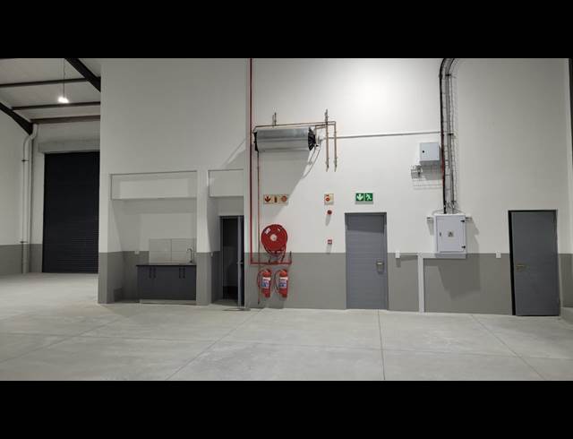 395M² WAREHOUSE TO LET IN STIKLAND INDUSTRIAL